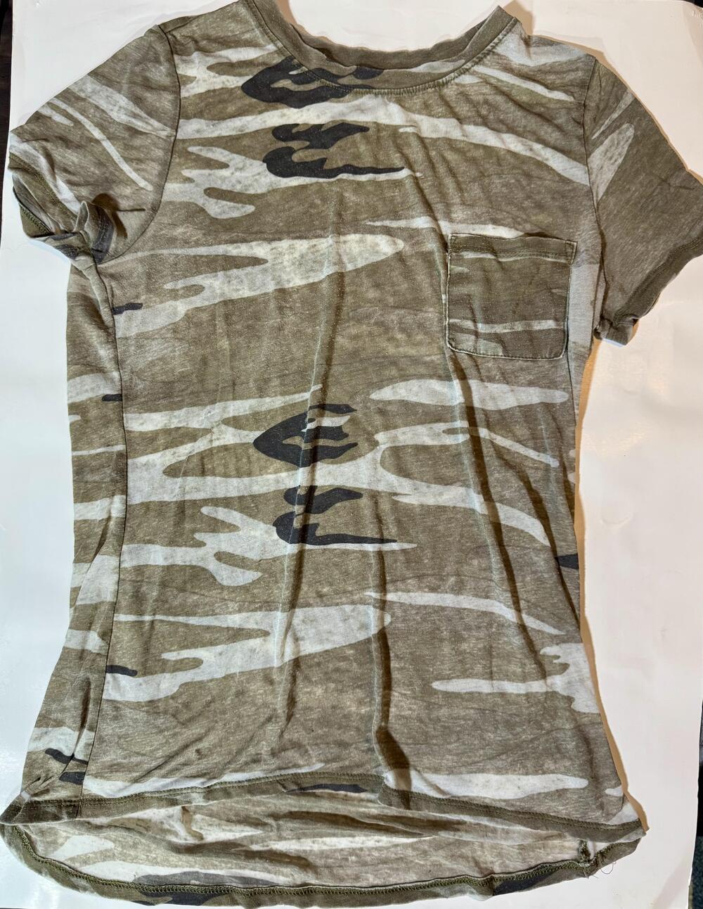 Zoe + Liv Shirt Womens Medium Green Camo Pocket Tee Lightweight Crewneck Casual